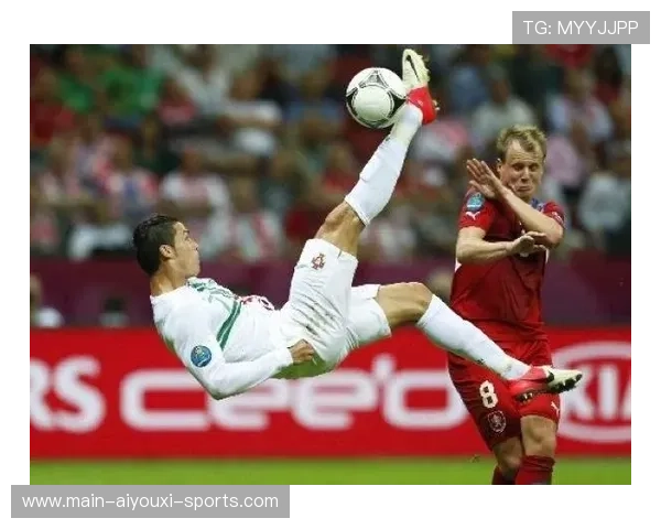 C罗训练中高难度倒钩入网：永不止步的足球传奇