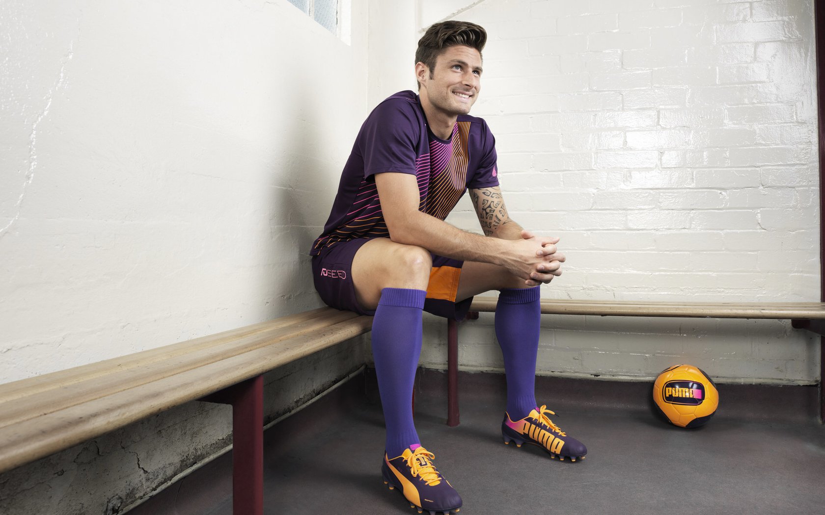 爱游戏全站注册-五大联赛是否借助边路深度拉伸创造中路空位，五大联赛中场球员